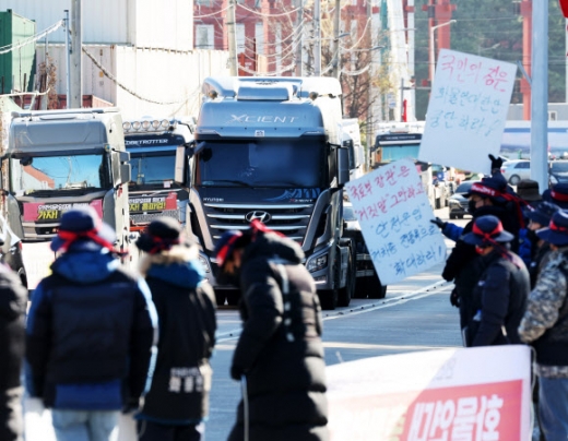 ‘선복귀 후대화’ 고수하는 정부…화물연대 파업 장기화되나