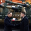 한국산 K2 전차 앞에서 악수하는 폴란드 대통령