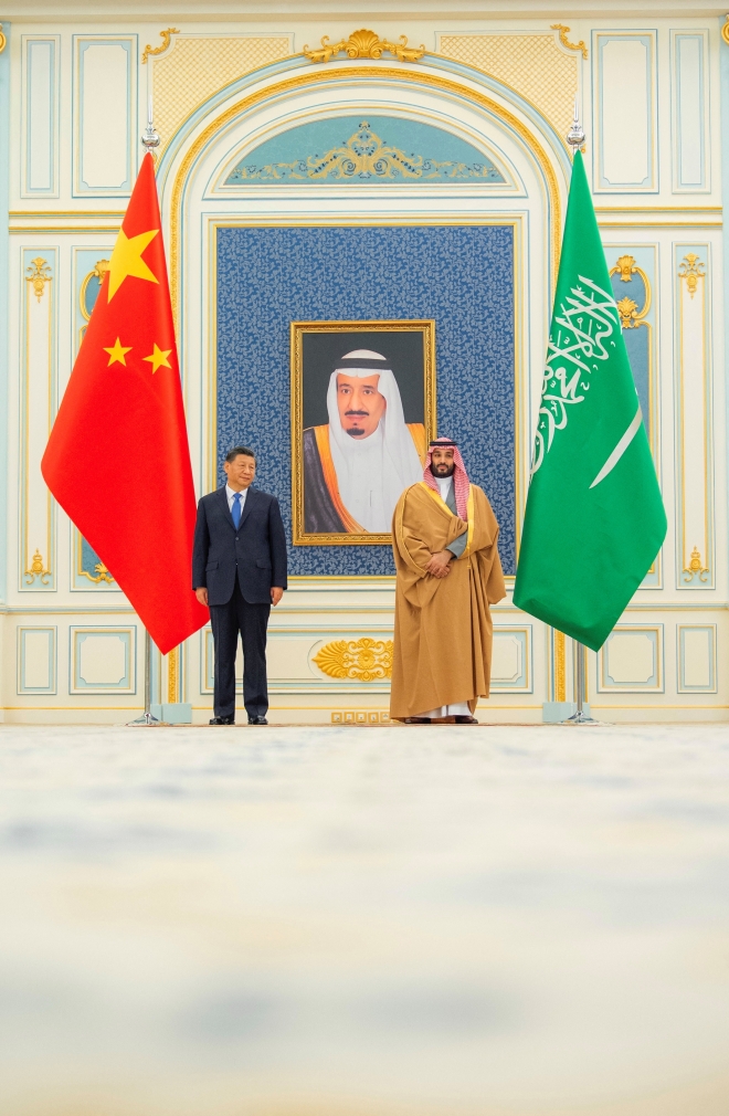 8일(현지시간) 리야드에서 무함마드 빈살만 사우디 왕세자와 만난 시진핑 중국 국가주석.  리야드 로이터 연합뉴스
