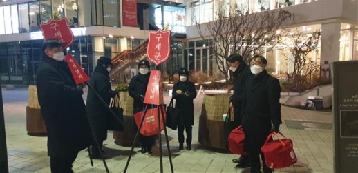 연말 알리는 구세군 자선냄비…한파는 뜨끈한 국물로 날렸다