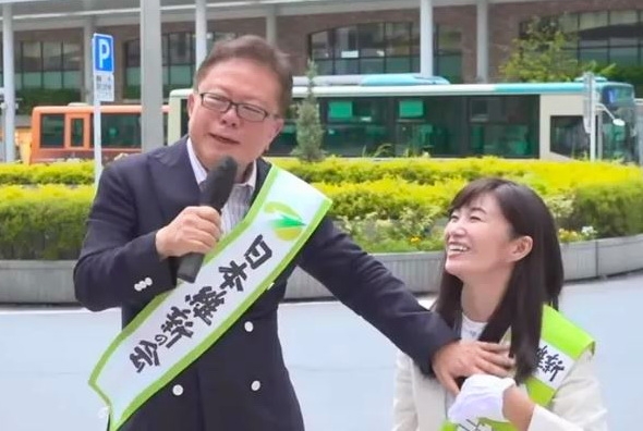 지난 12일 일본 도쿄도 무사시노시 기치조지역 앞에서 개최된 일본유신회의 참의원 선거 거리연설회에서 이노세 나오키(왼쪽) 전 도쿄도 지사가 에비사와 유키 입후보 예정자의 가슴에 손을 대고 있다. 유튜브 화면 캡처