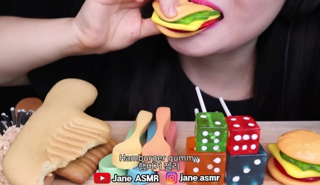 온라인상에서 입만 나오는 먹방으로 구독자 1730만명을 보유한 한국인 유튜버가 화제다. ‘Jane ASMR 제인’ 채널 캡처