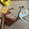 “골판지 위에 계란+베이컨”…‘1박 50만원’ 호텔 조식 논란
