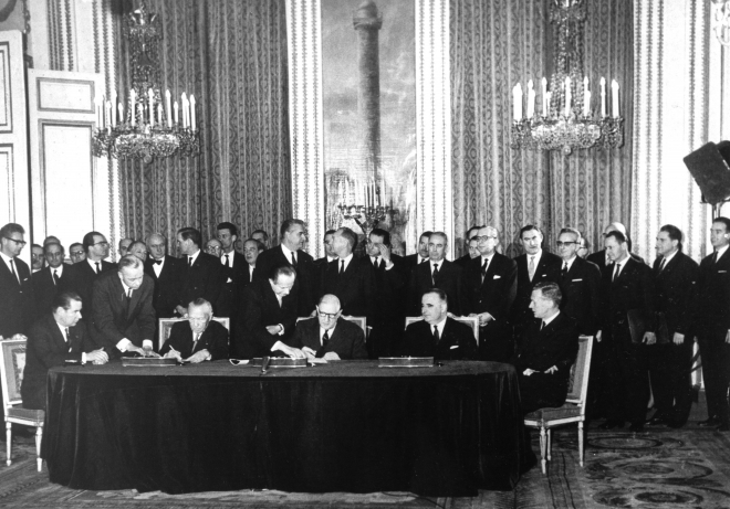 1963년 1월 22일 프랑스 파리 엘리제궁에서 프랑스와 당시 서독은 ‘엘리제조약’을 체결하면서 외교, 방위, 교육 부문에서 긴밀한 협력 관계를 약속했다.  위키피디아·독일 CDU 제공