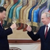 푸틴 동생 보듯, ‘보스’는 시진핑이었다…중러 정상의 몸짓언어 [월드뷰]