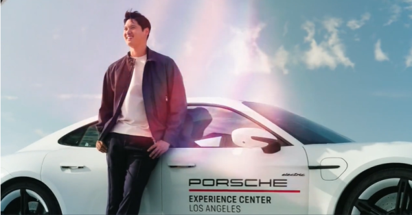 포르쉐와 스폰서 계약을 맺은 오타니 쇼헤이가 타이칸 터보S 모델 앞에서 포즈를 취하고 있다. 포르쉐 제공
