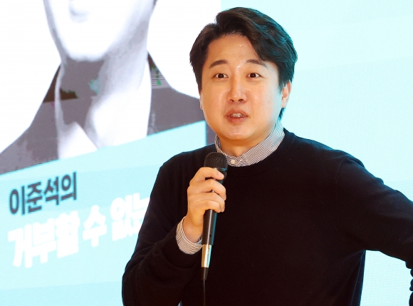 이준석 “난 사자성어 썼다고 1년 징계…김재원·태영호 더 세게 해야”