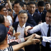 “마크롱 봤다니 부러움에 눈물이”…중국서 인기스타 대접받은 프랑스 대통령