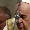 ‘십자가의 길’ 불참한 교황, 휠체어 움직이며 부활절 성야 미사 집전