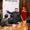 [포토] 남한 지도 펴놓고 회의하는 북한 김정은