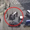 [영상] “하나, 둘, 셋!” 뒤집어진 SUV 80초만에 바로세운 시민들