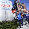 파업 이틀째 미국작가조합 넷플릭스 본사 앞에서 “범죄 현장”