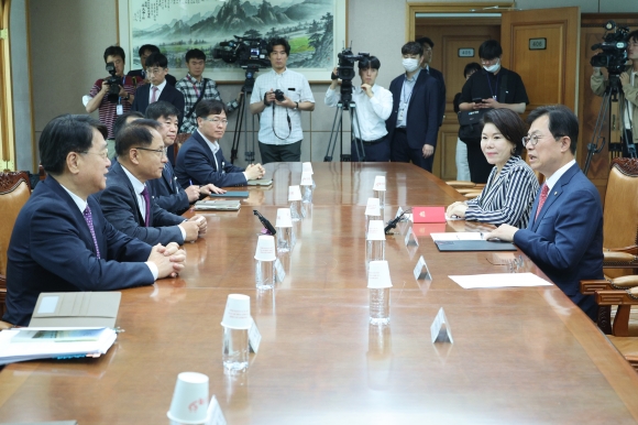 與, ‘특혜채용’ 항의에… 선관위 “5급 이상 자녀 재직 전수조사”