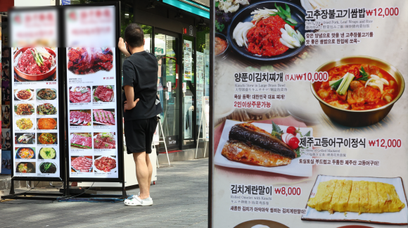 서비스물가 10개 중 1개가 10% 넘게 올랐다 … “꺾이지 않는 물가, 라면값으로 못 잡아”