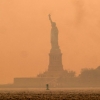 [포토] 사라진 자유의 여신상… 오렌지빛으로 뒤덮인 뉴욕