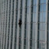 롯데월드타워 ‘맨손 등반’ 영국인 남성…73층서 제지