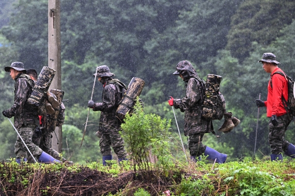 실종자 수색 작업 나선 해병대 장병들 [포토多이슈]