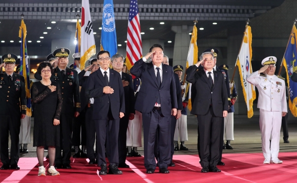 호국영웅을 위한 21발의 예포...고국 품에 안긴 7인 용사