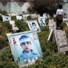 “예멘 내전에 어린이 8000명 사망”… 묘지 찾은 소년