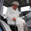 [포토] 위성발사 전날 ‘트랙터 운전하는’ 북한 김정은