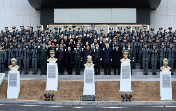 장병들 땀 깃든 홍범도·김좌진像 육사서 쫓겨나나…국방장관 “공산주의 경력 지적”