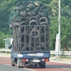 “사고날까 겁난다”…바위·타이어 가득 ‘위험천만’ 트럭들