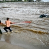 [포토] ‘폭우에 잠긴 차량’ 끌어내는 불가리아 사람들