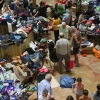 이스라엘 난민들이 기부받은 옷 한가득