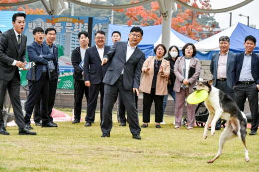 [포토] “잡았다” 반려견의 묘기