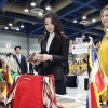 김건희 여사, 적십자 바자 참석… 에코백 기증