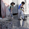 [포토] 폭격 후 도로 치우는 팔레스타인 어린이들