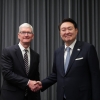 尹 만난 애플 CEO “부친 한국전 참전… 韓기업과 협력 지속”