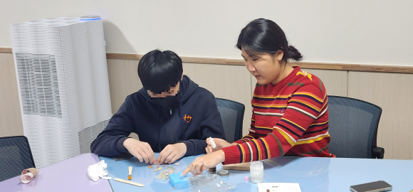 일대일 돌봄 10개월… “목공예 할래요” 소년, 말문도 마음도 열었다[94%의 기적, 나눔의 희망]