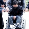 ‘아내 성인방송 강요’ 전직 군인, 휠체어 타고 등장…언론 앞 침묵
