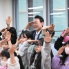 늘봄학교 전담 직원 6000명 투입… 尹 “2학기 모든 초등학교 확대”
