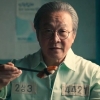초밥 먹는 ‘4421’ 죄수…이재명 연상 논란에 넷플릭스 “특정인물 아냐”