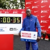 ‘마라톤 1시간대 눈앞’ 세계기록 보유자 교통사고 사망