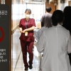“대재앙 경고 나온 한국, 인구대비 의사 수 선진국 최하위” (블룸버그)