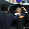 “윤 대통령 사과하라”…‘입틀막’ 그 대변인, 경찰 출석하며