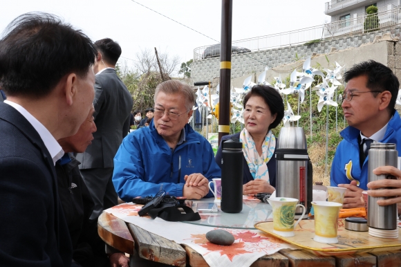 부산 이어 울산 찾은 文 “이번 총선, 대한민국 운명 좌우”