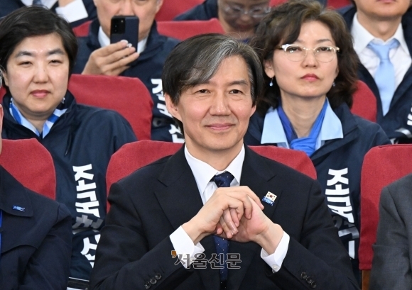 ‘지민비조’ 외치고 ‘반윤반명’ 파고들어… 조국혁신당 돌풍 현실화