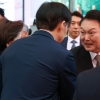 “반갑습니다” 尹·조국, 5년만에 공식 석상서 만났다