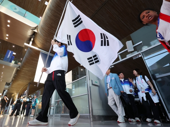 “파리야 팀코리아가 왔다” …대한민국 선수단 본단, 결전지 입성