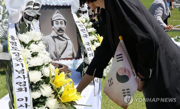 ‘봉오동전투 태극기’ 104년 만에 다시 휘날렸다…홍범도 장군 귀환 3주년