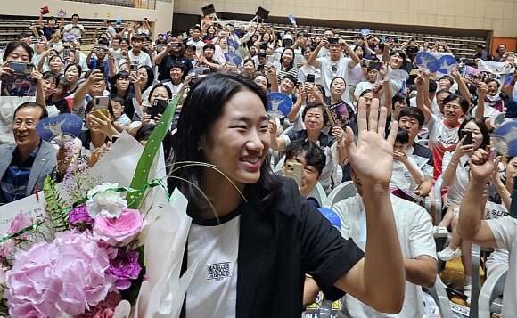 협회 언급은 없었다…안세영, 귀국 23일 만에 나주 ‘금의환향’