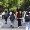 한국 초임교사 급여 OECD 평균보다 낮아…대학 교육 이수율은 1위