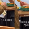 “내 눈을 의심”…스타벅스에 ‘떡볶이·튀김’ 그릇째 가져와 ‘먹방’한 가족