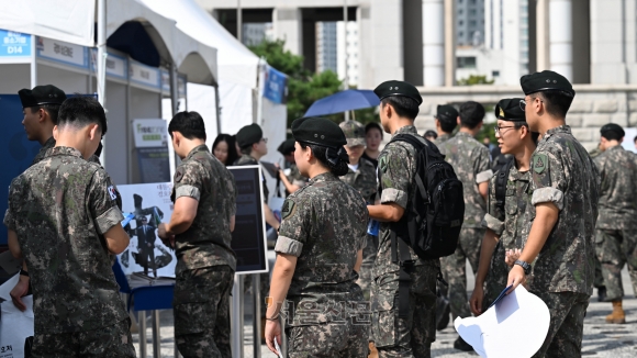 은행들 “軍心 잡아라”…장병 월급 오른 만큼 뜨거워진 ‘나라사랑카드’ 유치전