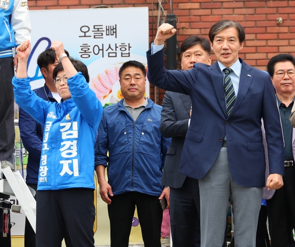 조국 “尹·김 여사 공동정권 안 돼” 한동훈 “野, 선거를 선동 도구로”