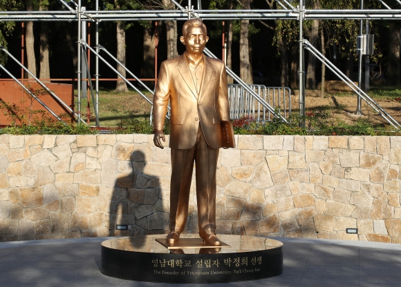 영남대 박정희 동상 ‘전액 기부’로 건립… LA 폭동 때 전 재산 잃었던 ‘73학번’